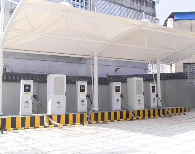 國網通城縣供電公司 建設汽車充電站，助力綠色出行